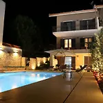 Villa Domus Aurige